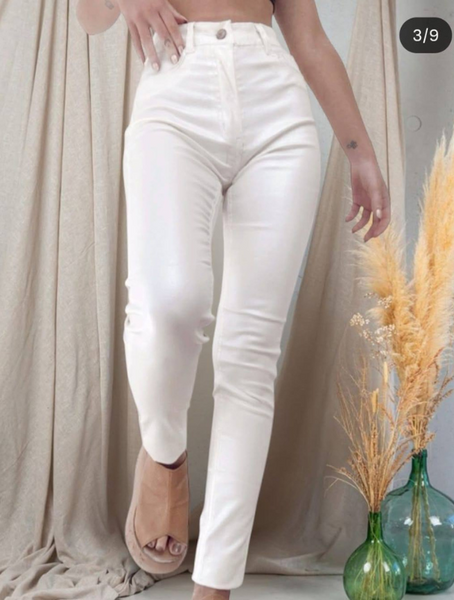Pantalón Ecocuero Elasticado Color Blanco Modelo Mulata