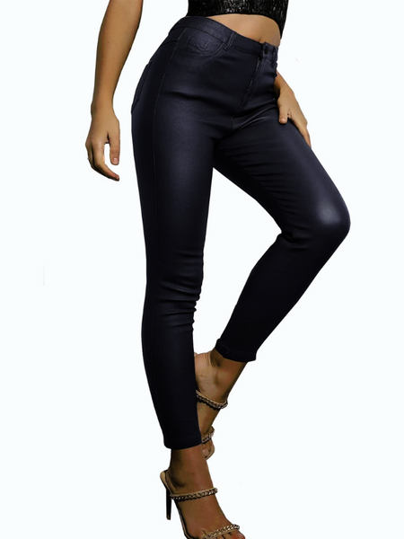 Pantalón Eco cuero Elasticado Negro Modelo Mulata