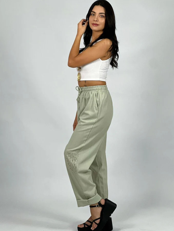 Pantalón de Lino Margaritas en Rodilla Modelo Beatriz