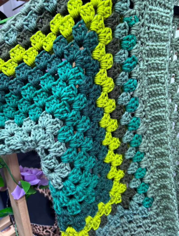 Cardigan Crochet Verde Oliva con Detalles Multicolor