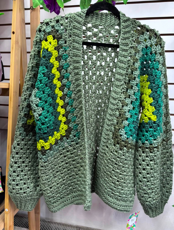 Cardigan Crochet Verde Oliva con Detalles Multicolor