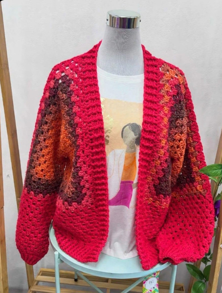 Cardigan tejido a crochet en tonos rojos Modelo Rubi