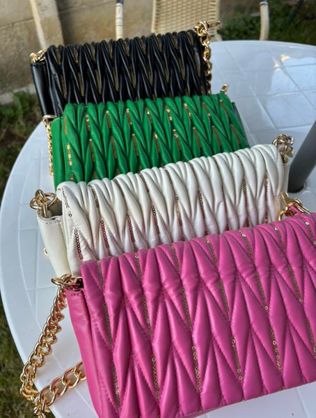 Cartera con cadena Dorada acolchada color Blanco