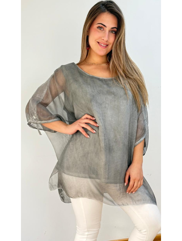 Blusón Oversize Gasa Gris Modelo Magnolia