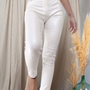 Pantalón Ecocuero Elasticado Color Blanco  Modelo Mulata