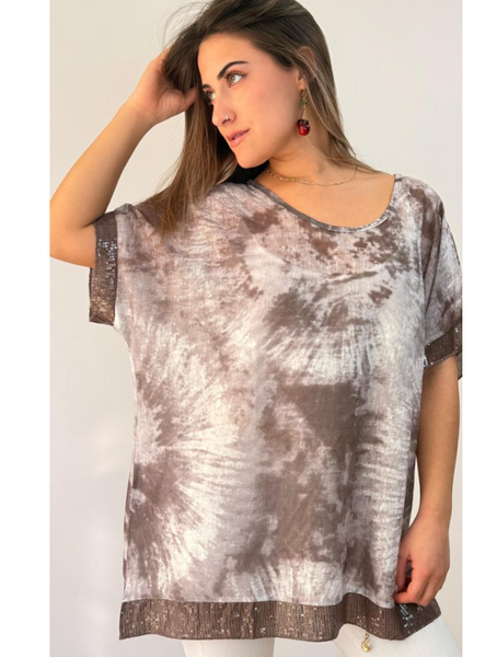 Blusa Tie-Dye Café con aplicaciones Brillantes Modelo Simone