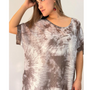Blusa Tie-Dye Café con aplicaciones Brillantes Modelo Simone