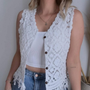 Chaleco Boho con flecos modelo Aranza
