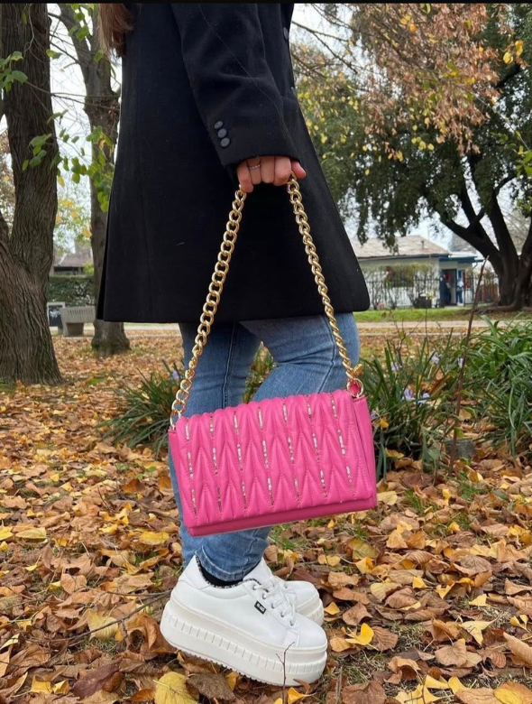Cartera con cadena Dorada acolchada color Fucsia