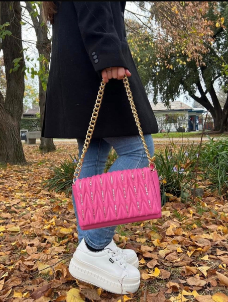 Cartera con cadena Dorada acolchada color Fucsia
