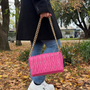 Cartera con cadena Dorada acolchada color Fucsia