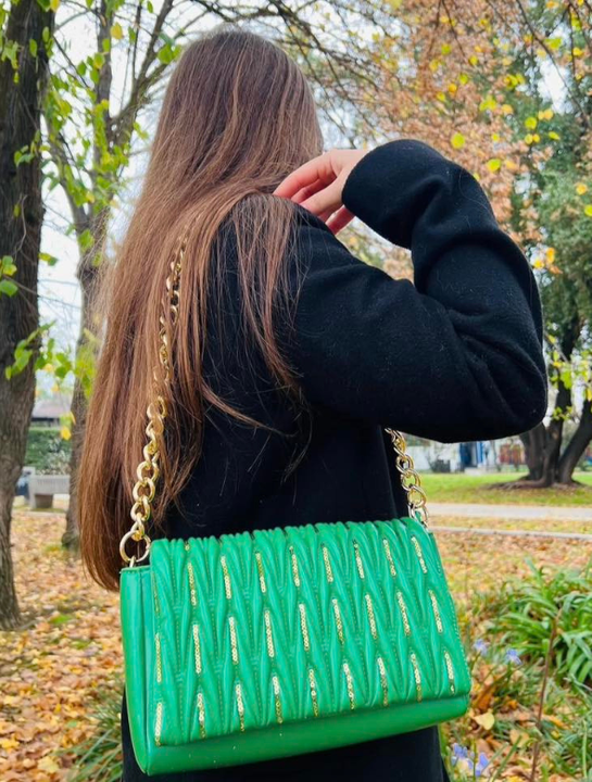 Cartera con cadena Dorada acolchada color Verde