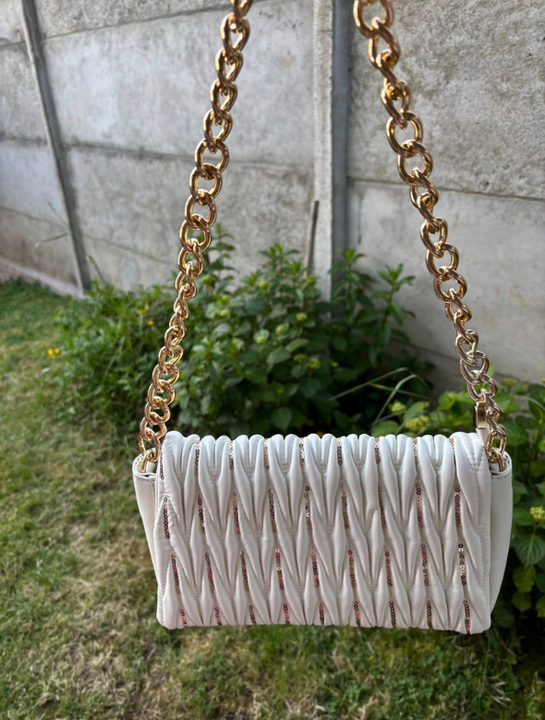Cartera con cadena Dorada acolchada color Blanco