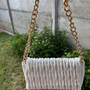Cartera con cadena Dorada acolchada color Blanco